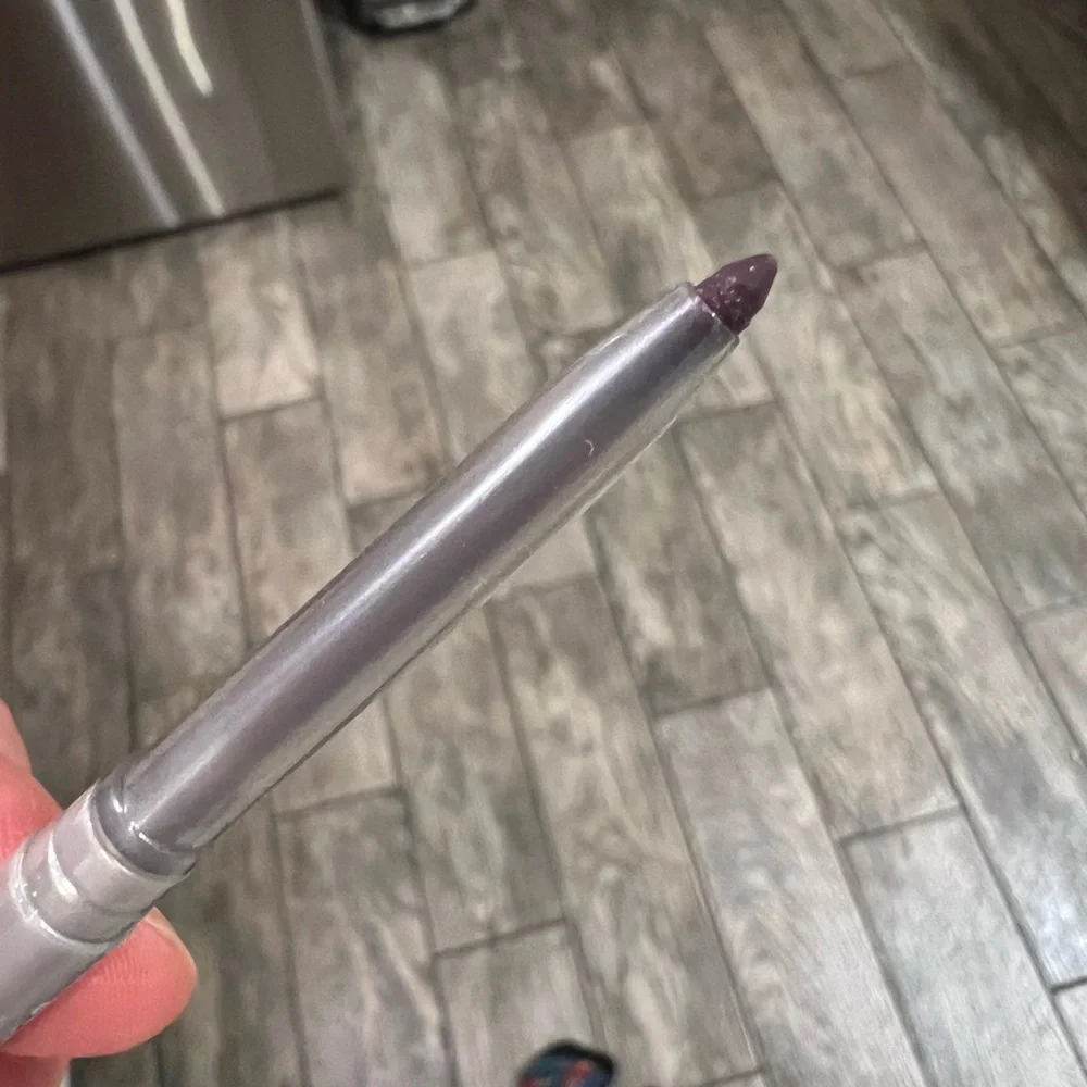 Clinique Quickliner for Eyes - Shade 15 Grape - Picture 4 of 5